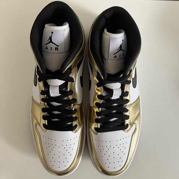 SOLD - Air Jordan 1 Mid SE - Picture 3 of 7